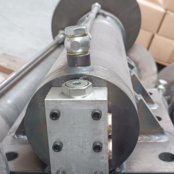 Lotto 32 Cilindri Idraulici Industriali con Valvole – Stock Tecnocam