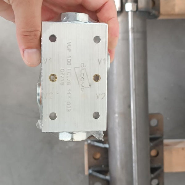 Lotto 32 Cilindri Idraulici Industriali con Valvole – Stock Tecnocam