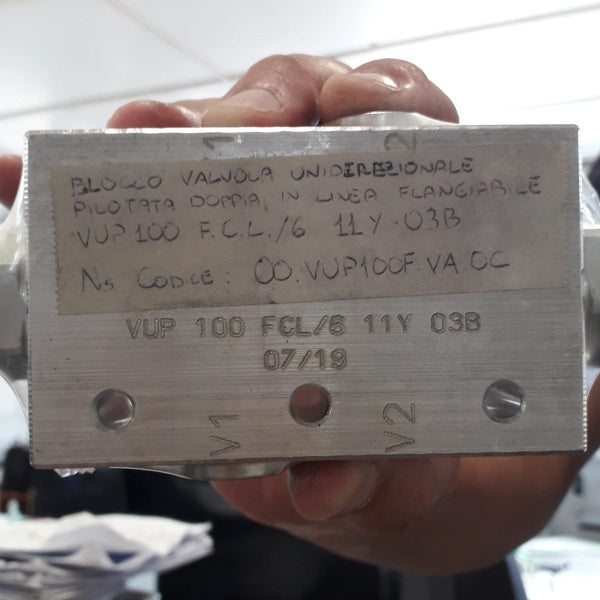 Lotto 32 Cilindri Idraulici Industriali con Valvole – Stock Tecnocam