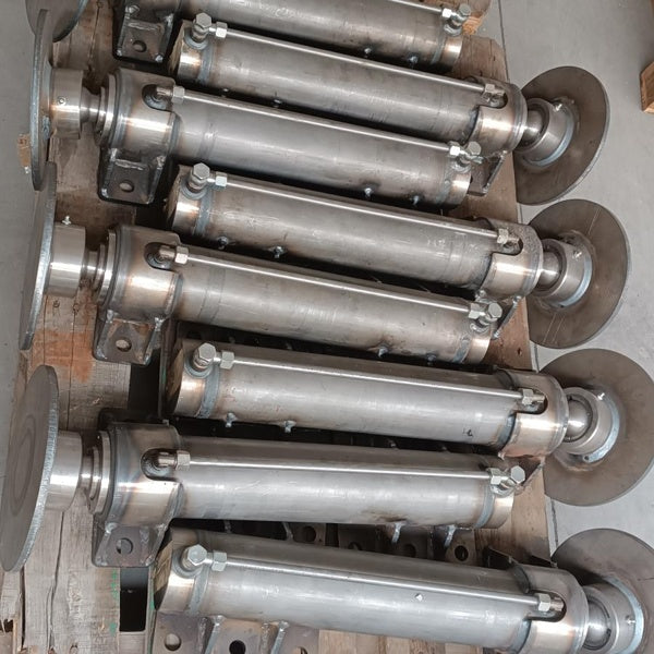 Lotto 32 Cilindri Idraulici Industriali con Valvole – Stock Tecnocam