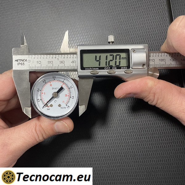 Manomètre à sec, échelle 0-1 bar, raccord arrière mâle pour gaz 1/8". 