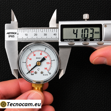 Misurazione con calibro della cassa Ø 41 mm del manometro a secco 0–10 bar con attacco radiale R 1/8 BSPT