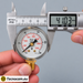 Misurazione con calibro della cassa Ø 41 mm del manometro a secco 0–250 bar con attacco radiale R 1/8 BSPT