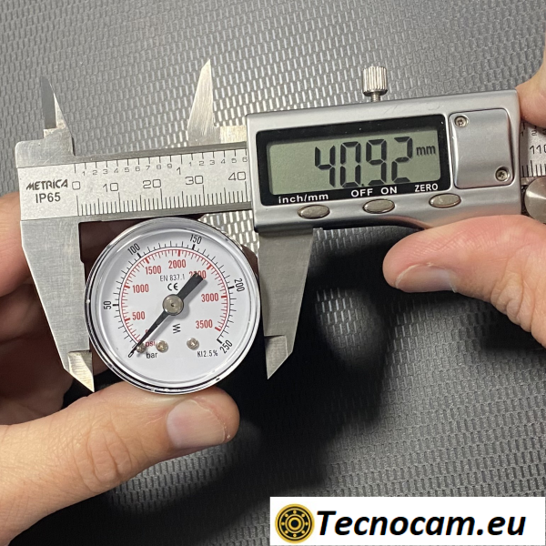 Manomètre à sec, échelle 0-250 bar, raccord arrière mâle pour gaz 1/8". 