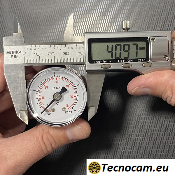 Manomètre à sec, échelle 0-4 bar, raccord arrière mâle pour gaz 1/8". 
