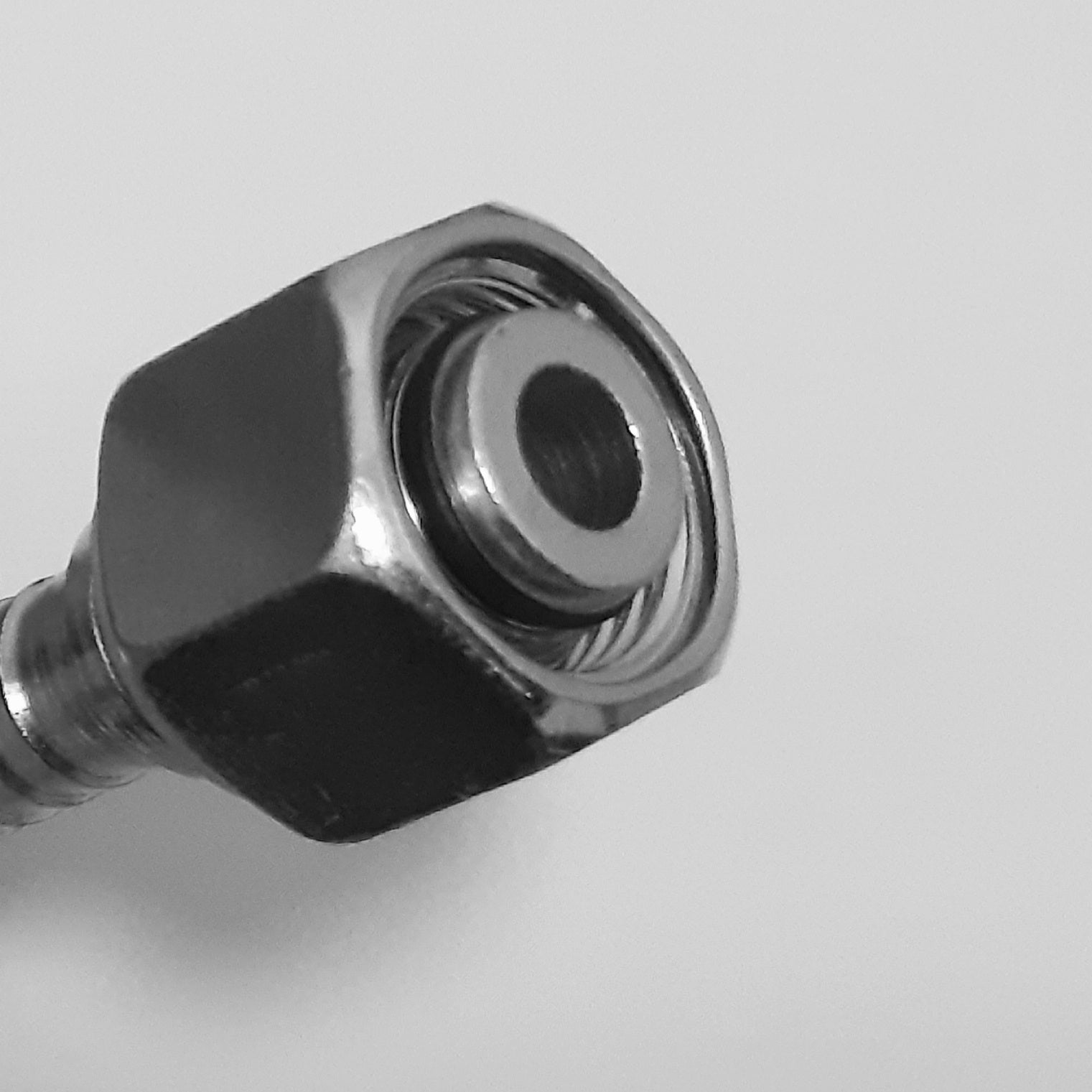 Raccordo oleodinamico a pressare femmina diritto DIN 2353 a cono 24° con filetto metrico e O-ring, dettaglio aggiuntivo
